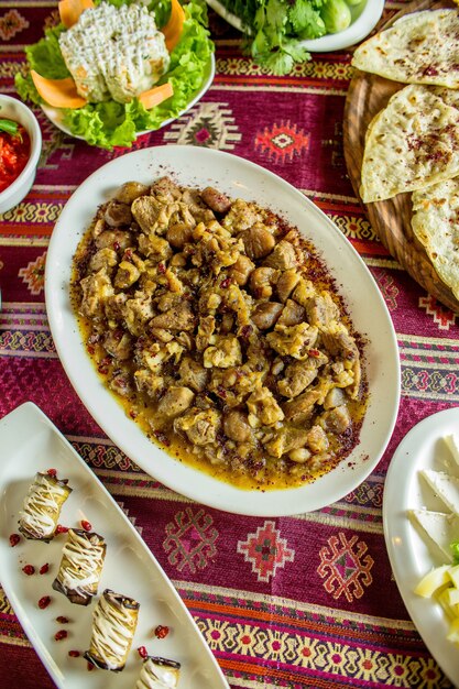 top carne frita con castañas en una alfombra colorida