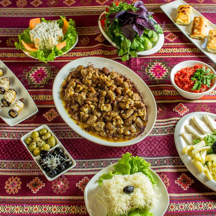 Foto gratuito top carne frita con castañas servidas con varios alimentos en una alfombra colorida