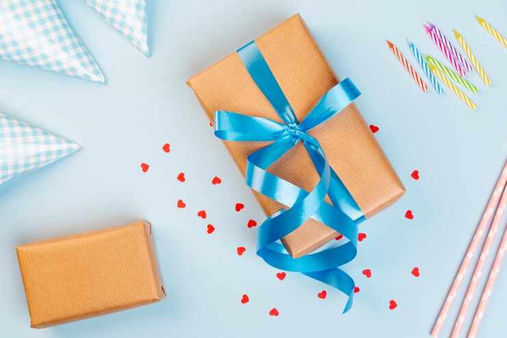 Photo Gratis top view birthday decoration with gift and candles