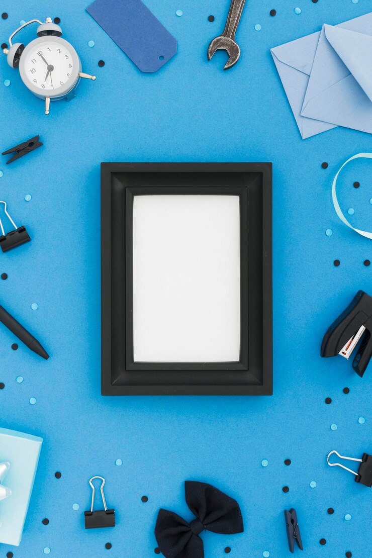 Photo Gratis top view frame with fathers tools on desk