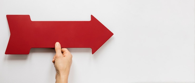 Photo Gratis top view hand holding red arrow
