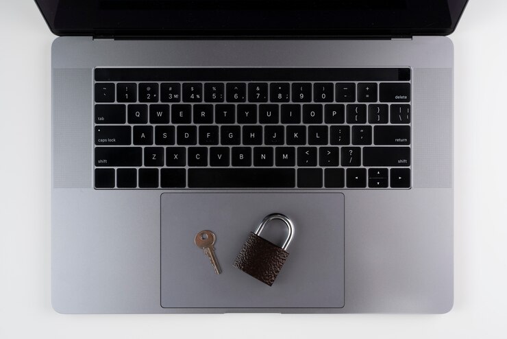 Photo Gratis top view laptop with lock and key