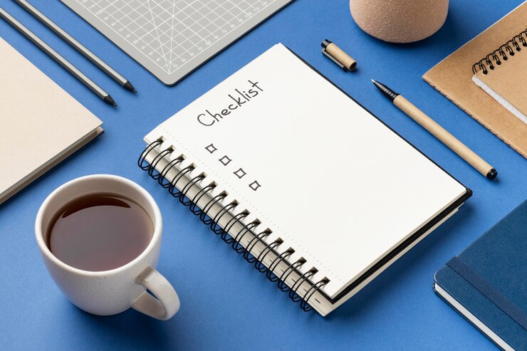 Photo Gratis top view notebook with checklist on desk