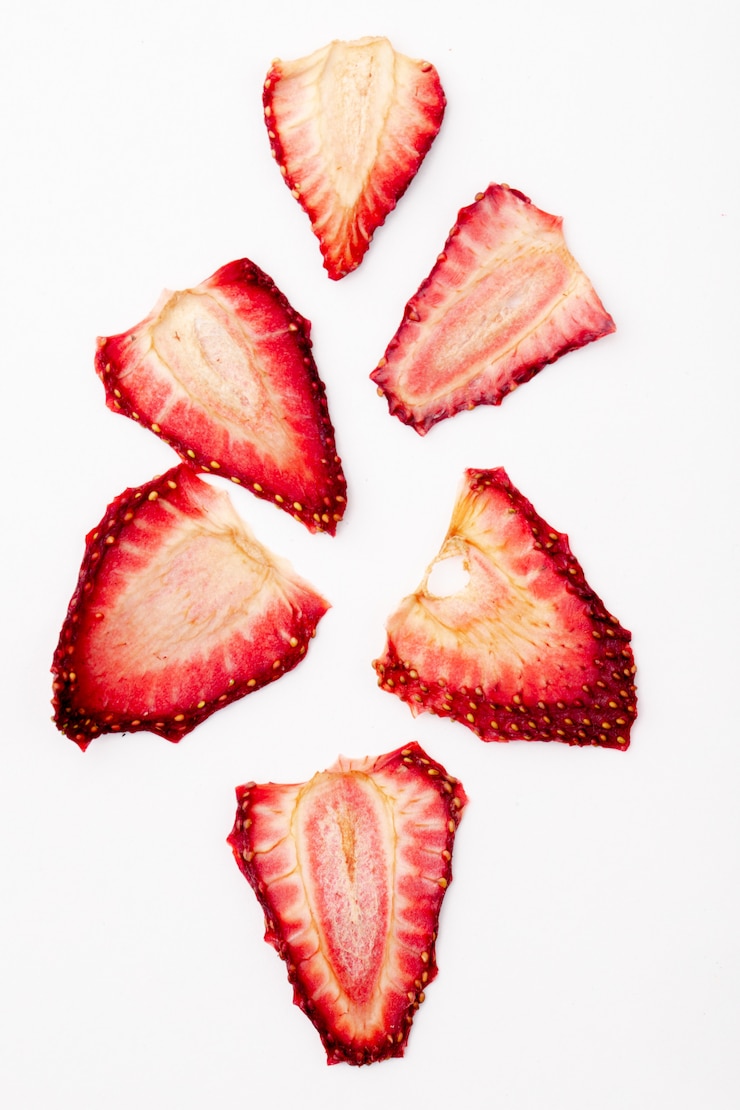 Photo Gratis top view of dried strawberry slices isolated on white background