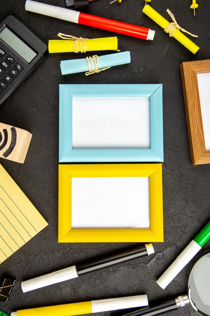 Photo Gratis top view picture frames with colorful pencils on a dark surface art color drawing notepad pen college copybook school