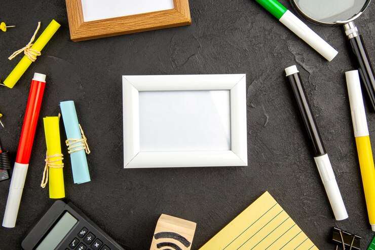 Photo Gratis top view picture frames with colorful pencils on dark background art color drawing notepad pen college copybook school