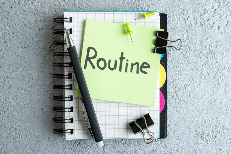 Photo Gratis top view routine written note on green sticker with notepad and pen on white background color job office school copybook college business