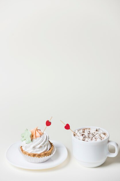 Toppers de corazón rojo en cupcake y taza de café