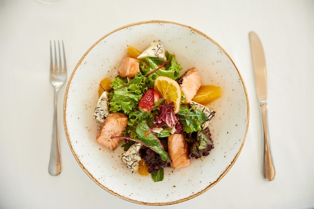 Topview de una ensalada de cerdo servida con queso y lechuga