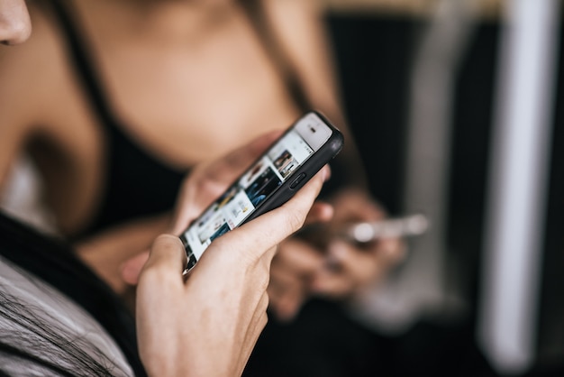 Toque de mujer y chateando con teléfono inteligente