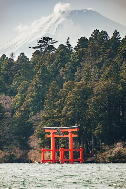 Torii rojo en el lago con la montaña Fuji, Japón