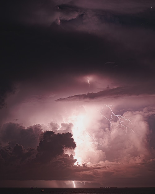 Foto gratuita tormenta eléctrica en maldivas