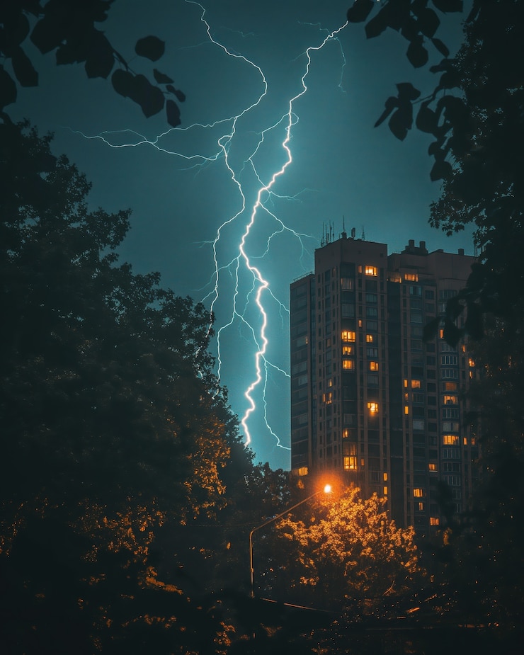 Foto gratuito tormenta eléctrica sobre la ciudad por la noche