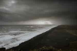 Foto gratuita tormenta llegando a una playa de arena negra
