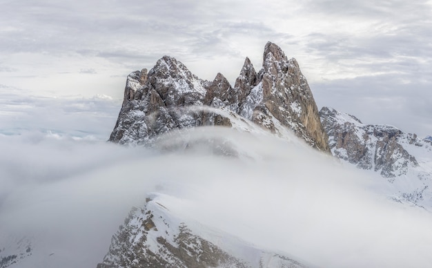 Foto gratuita tormenta de nieve en las montañas nevadas