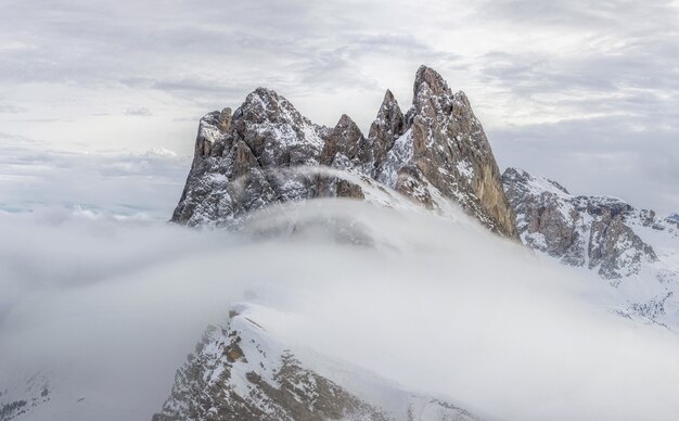 tormenta de nieve en las montañas nevadas