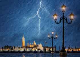 Foto gratuita tormenta con relámpagos en el cielo de venecia