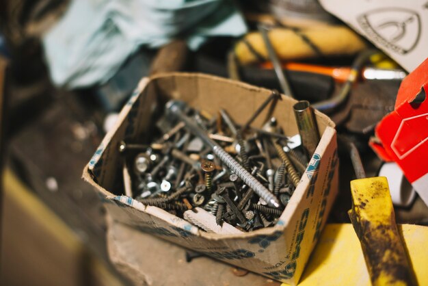 Tornillos en caja