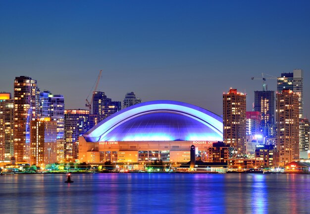 TORONTO, CANADÁ - 2 DE JULIO: Primer de Rogers Centre el 2 de julio de 2012 en Toronto. Fue inaugurado en 1989 como el hogar de los Toronto Blue Jays y es el primero en tener un techo motorizado retráctil.