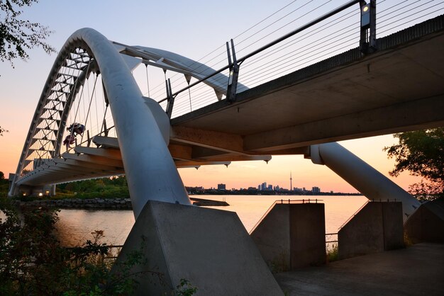 TORONTO, CANADÁ - 3 DE JULIO: Puente con el horizonte de Toronto en la salida del sol el 3 de julio de 2012 en Toronto, Canadá. Toronto, con una población de 6 millones, es la capital de Ontario y la ciudad más grande de Canadá.