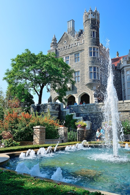 TORONTO, CANADÁ - 3 DE JULIO: Vista exterior de Casa Loma el 3 de julio de 2012 en Toronto, Canadá. Construido entre 1911 y 1914 y establecido como museo en 1937, fue la residencia privada más grande de Canadá.