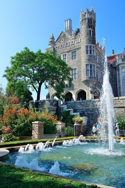 TORONTO, CANADÁ - 3 DE JULIO: Vista exterior de Casa Loma el 3 de julio de 2012 en Toronto, Canadá. Construido entre 1911 y 1914 y establecido como museo en 1937, fue la residencia privada más grande de Canadá.