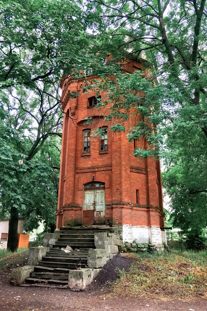 Torre de agua abandonada de ladrillo rojo.