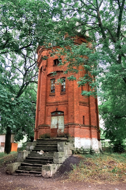 Torre de agua abandonada de ladrillo rojo.