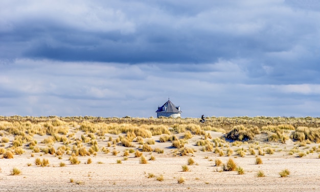 Foto gratuita torre de agua en las dunas de la haya