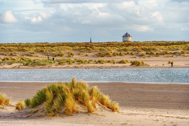 La torre de agua del pueblo de Monster visto sobre las dunas.