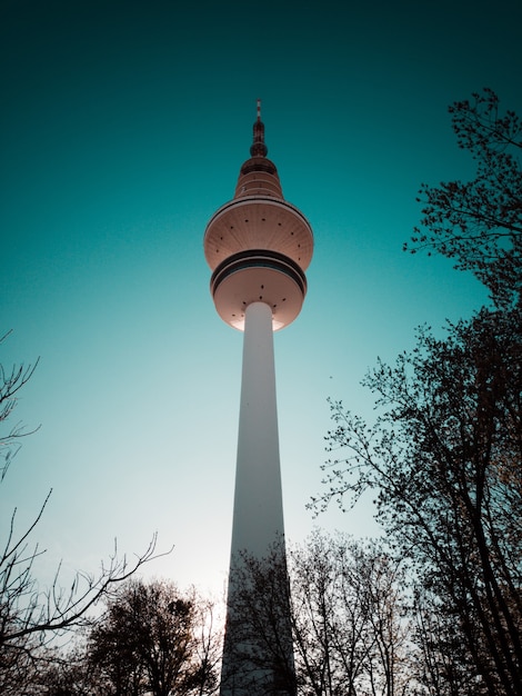 Foto gratuita torre alta blanca durante el día