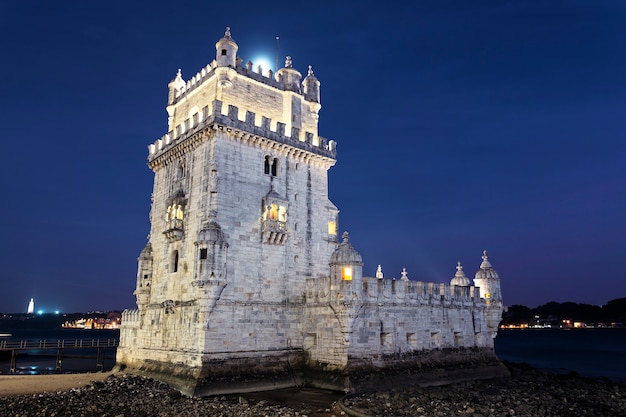 Foto gratuita torre de belem de noche. lisboa, portugal.