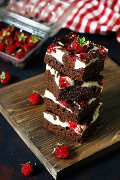 Torre de brownies con pastel de queso cottage y frambuesas