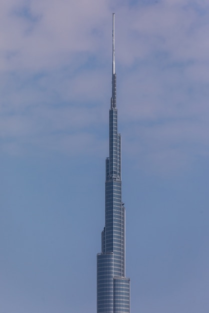 Torre Burj Khalifa. Este rascacielos es la estructura construida por el hombre más alta del mundo, mide 828 m. Terminado en 2009.