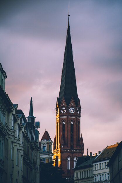 Torre de chirch europeo al atardecer otoñal