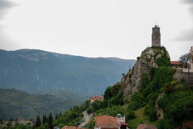 Torre en la ciudad de montaña Arachova en Grecia