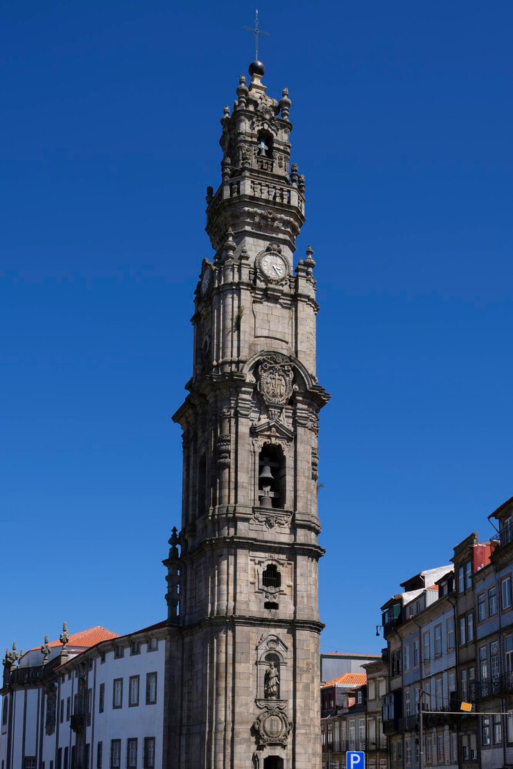 Foto gratuito torre de los clérigos, el campanario más alto de portugal, europa