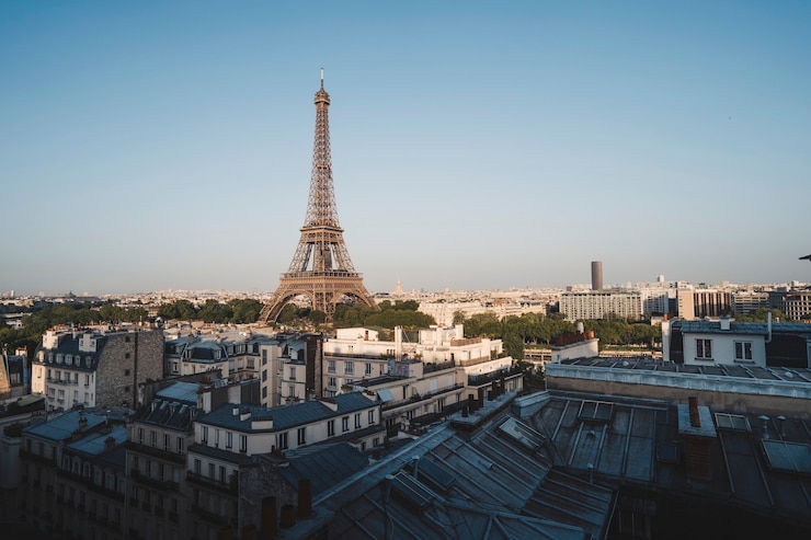 Foto gratuito la torre eiffel en el champ de mars en parís, francia