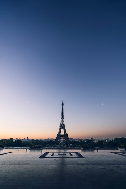 La Torre Eiffel en el Champ de Mars en París, Francia