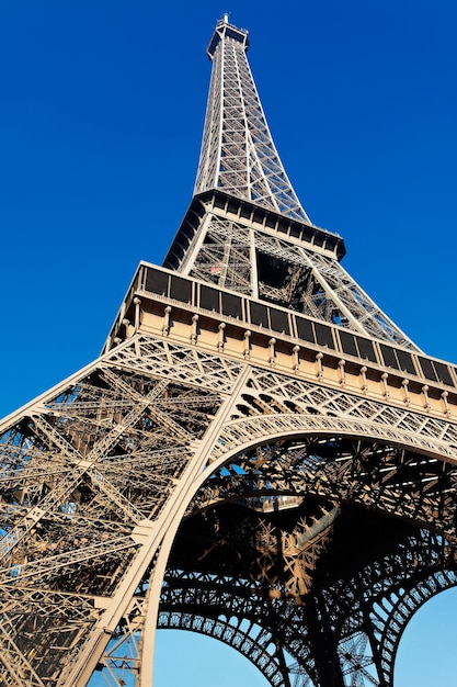 La torre Eiffel con cielo azul en París