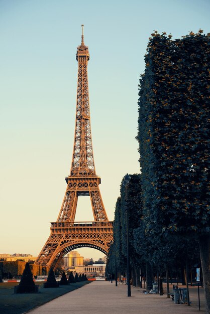 Torre Eiffel como el famoso monumento de la ciudad de París