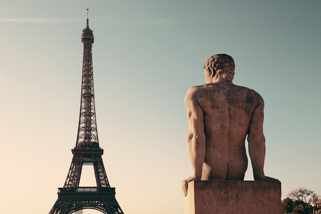 Torre Eiffel con estatua como el famoso monumento de la ciudad de París