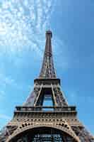 Foto gratuita torre eiffel con nubes