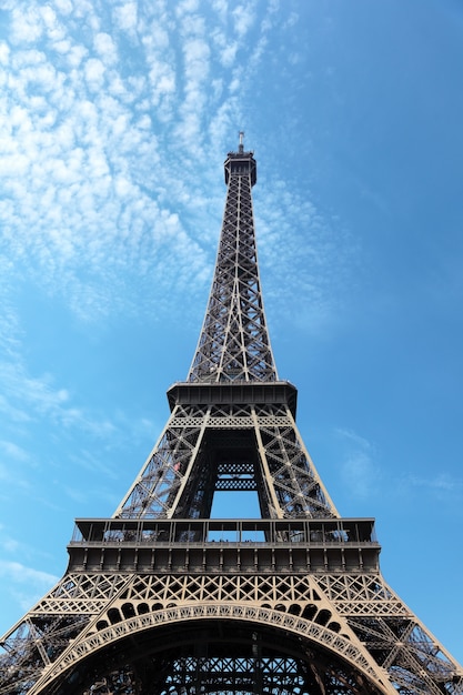 Torre eiffel con nubes