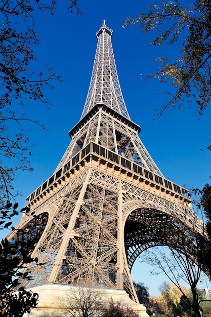 La torre Eiffel en París en otoño