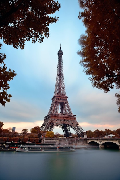 Torre Eiffel con puente en el río Sena en París, Francia.