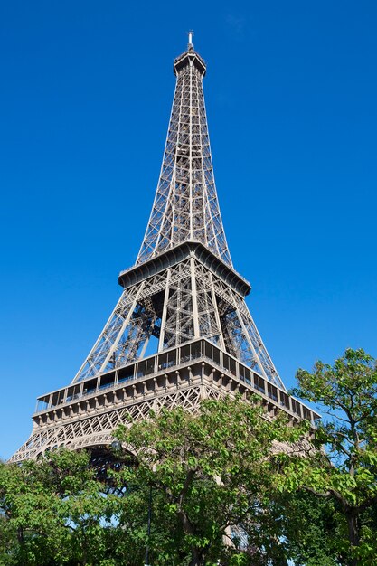 Torre Eiffel en verano, París, Francia.
