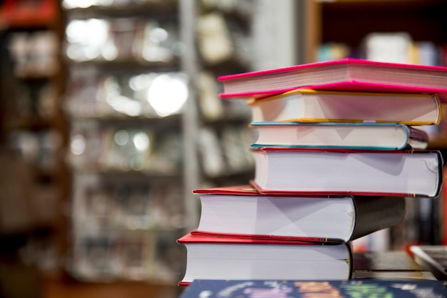 Foto gratuita torre de libros