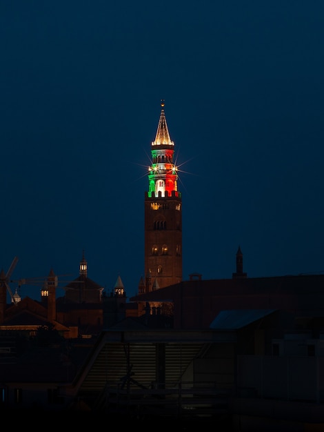 Torre marrón y roja durante la noche.