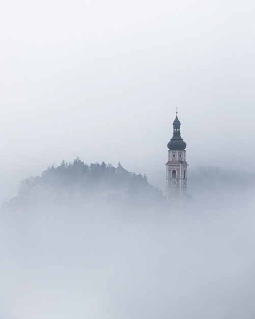 Torre en la niebla en la aldea de Castelrotto en los Dolomitas italianos